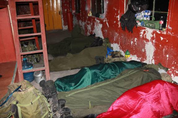 Soldados dormem no refúgio do Pico orizaba, a maior montanha mexicana (foto de Geraldo Ozorio)